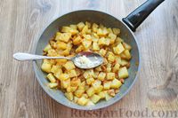 Фото приготовления рецепта: Картофель, тушенный с лисичками и сметаной - шаг №9