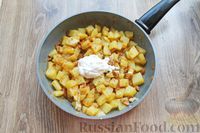 Фото приготовления рецепта: Картофель, тушенный с лисичками и сметаной - шаг №10