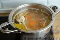 Фото приготовления рецепта: Суп с куриными фрикадельками и яично-лимонной заправкой - шаг №8