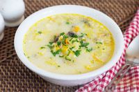 Фото к рецепту: Суп с шампиньонами, кабачком и плавленым сыром