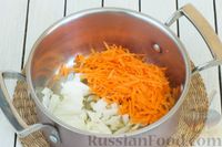 Фото приготовления рецепта: Суп с шампиньонами, кабачком и плавленым сыром - шаг №2