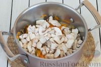 Фото приготовления рецепта: Суп с шампиньонами, кабачком и плавленым сыром - шаг №4