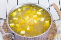 Фото приготовления рецепта: Суп с шампиньонами, кабачком и плавленым сыром - шаг №9