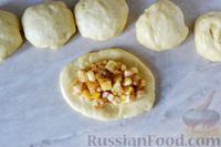 Фото приготовления рецепта: Сдобные пирожки с яблоками, бананами, лимоном и корицей - шаг №15