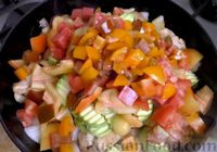 Фото приготовления рецепта: Жаркое  из курицы с овощами, под картофельной "крышечкой" - шаг №5