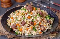 Фото к рецепту: Рис со свиной печенью и овощами (на сковороде)