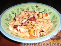 Фото к рецепту: Салат из морепродуктов с фасолью
