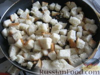 Фото приготовления рецепта: Гороховый суп-пюре с сухариками - шаг №11