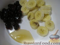 Фото приготовления рецепта: Вишнево-банановый смузи - шаг №4