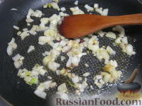 Фото приготовления рецепта: Омлет с овощами, зеленью и сыром - шаг №8