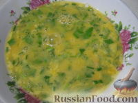 Фото приготовления рецепта: Омлет с овощами, зеленью и сыром - шаг №6