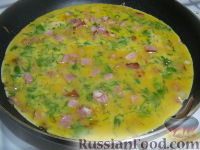 Фото приготовления рецепта: Омлет с овощами, зеленью и сыром - шаг №10