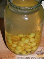 Фото приготовления рецепта: Компот из желтой черешни на зиму - шаг №3