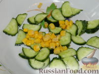 Фото приготовления рецепта: Салат с кукурузой "Мистик" - шаг №3