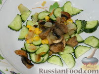 Фото приготовления рецепта: Салат с кукурузой "Мистик" - шаг №6