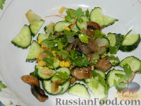 Фото приготовления рецепта: Салат с кукурузой "Мистик" - шаг №7