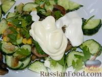 Фото приготовления рецепта: Салат с кукурузой "Мистик" - шаг №8