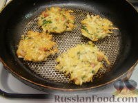 Фото приготовления рецепта: Картофельные оладьи с сыром и ветчиной - шаг №8