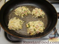 Фото приготовления рецепта: Картофельные оладьи с сыром и ветчиной - шаг №7