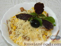 Фото приготовления рецепта: Салат с сухариками "Сырный день" - шаг №9