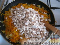 Фото приготовления рецепта: Перец болгарский, фаршированный  овощами и грибами - шаг №6