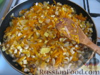 Фото приготовления рецепта: Перец болгарский, фаршированный  овощами и грибами - шаг №7