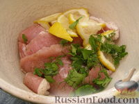 Фото приготовления рецепта: Салат из капусты с огурцами и колбасой - шаг №5