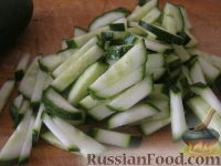Фото приготовления рецепта: Салат из лосося с ржаными сухариками - шаг №3