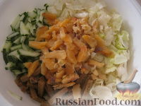 Фото приготовления рецепта: Салат из лосося с ржаными сухариками - шаг №6