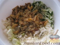 Фото приготовления рецепта: Салат из лосося с ржаными сухариками - шаг №7