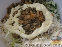 Фото приготовления рецепта: Салат из лосося с ржаными сухариками - шаг №8