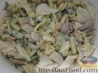 Фото приготовления рецепта: Салат из лосося с ржаными сухариками - шаг №9