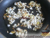 Фото приготовления рецепта: Кукурузная каша с жареным луком - шаг №9
