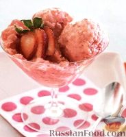 Фото к рецепту: Йогуртовое мороженое с клубникой