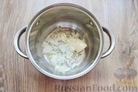 Фото приготовления рецепта: Суп с лисичками, сливками и обжаренным беконом - шаг №3