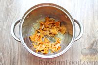 Фото приготовления рецепта: Суп с лисичками, сливками и обжаренным беконом - шаг №5
