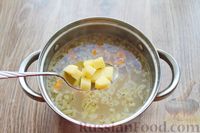 Фото приготовления рецепта: Суп с лисичками, сливками и обжаренным беконом - шаг №7