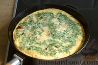 Фото приготовления рецепта: Омлет с баклажанами и болгарским перцем - шаг №9
