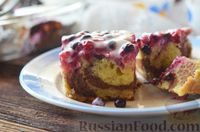 Фото к рецепту: Пятнистый пирог с ягодами и сметанной глазурью