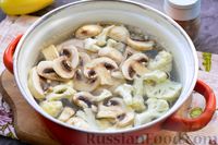 Фото приготовления рецепта: Суп с цветной капустой, шампиньонами и сладким перцем - шаг №6