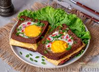 Фото приготовления рецепта: Горячие бутерброды с яичницей, колбасой, сыром и помидорами - шаг №12