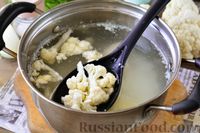 Фото приготовления рецепта: Куриный суп с цветной капустой, рисом и сырными клецками - шаг №5