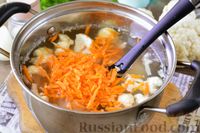 Фото приготовления рецепта: Куриный суп с цветной капустой, рисом и сырными клецками - шаг №6