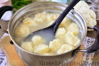 Фото приготовления рецепта: Куриный суп с цветной капустой, рисом и сырными клецками - шаг №12