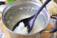 Фото приготовления рецепта: Куриный суп с цветной капустой, рисом и сырными клецками - шаг №3