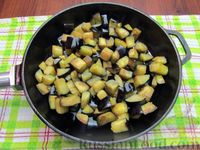 Фото приготовления рецепта: Баклажаны, тушенные со сметаной и чесноком - шаг №4