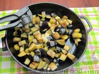 Фото приготовления рецепта: Баклажаны, тушенные со сметаной и чесноком - шаг №5
