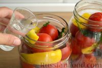 Фото приготовления рецепта: Маринованные помидоры с базиликом и перцем (на зиму) - шаг №12