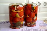 Фото приготовления рецепта: Маринованные помидоры с базиликом и перцем (на зиму) - шаг №14