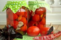 Фото к рецепту: Маринованные помидоры с базиликом и перцем (на зиму)